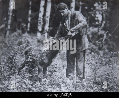 Porträt von Archibald Belaney (bekannt als grau-Eule, 1888-1938) mit ein junges Reh in den Riding Mountain Nationalpark, Manitoba, Kanada Stockfoto