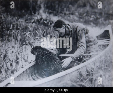 Porträt von Archibald Belaney (bekannt als grau-Eule, 1888-1938) mit einem Biber in den Riding Mountain Nationalpark, Manitoba, Kanada Stockfoto