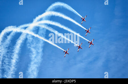 Pilatus PC-9A A23-037 der RAAF Roulettes Bildung Aerobatic Team Durchführung am Flügel über Illawarra 2017 Airshow, Albion Park, NSW, Australien Stockfoto