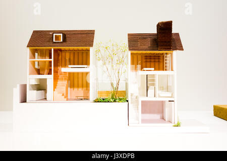 Ein Modell namens Atelier Bow-Wow: Split Machiya (2010) von Yoshiharu Tsukamoto und Momoyo Kajima ist auf dem Display im Barbican Centre in London. Stockfoto