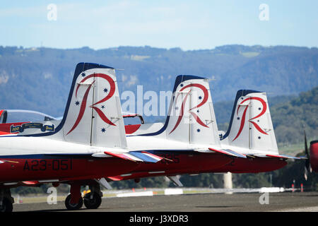 Tails der Pilatus PC-9A A23-037 der RAAF Roulettes Bildung Kunstflugstaffel Flugzeuge bei Wings over Illawarra 2017 Airshow, Albion Park, NSW, Aus Stockfoto