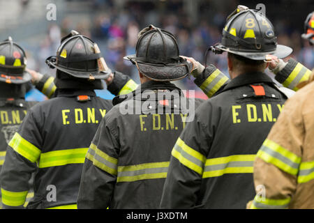 New York, Vereinigte Staaten von Amerika. 7. Mai 2017. Feuerwehr-Ehrengarde stehen während der Nationalhymne Leistung bevor MLS-Spiel zwischen den New York City FC & Atlanta United FC auf Yankees-Stadion NYC FC 3-1 gewann Credit: Lev Radin/Pacific Press/Alamy Live News Stockfoto