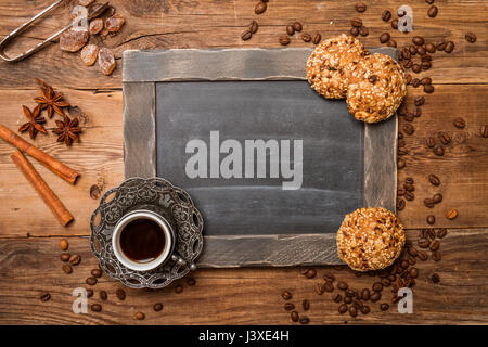 Tasse Kaffee und Kreide Board Menü auf Holz Vintage-Hintergrund, Ansicht von oben Stockfoto