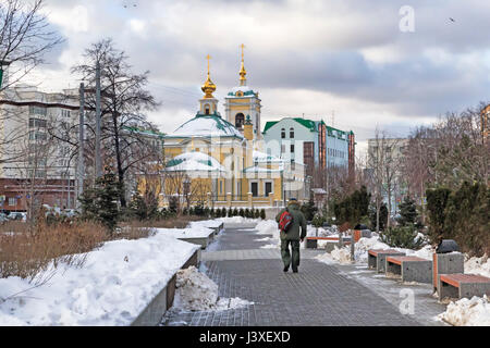 Moskau, Russische Föderation - 21. Januar 2017: Befindet sich in Verklärung Square-Blick auf die Kirche von angrenzenden Garten unter dem Schnee, die surroundi Stockfoto