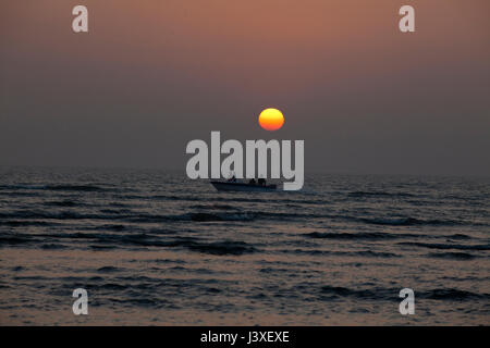 Sonnenuntergang am Strand die Cox Bazar, der längste ununterbrochene Meeresstrand der Welt. Cox Bazar, Bangladesch. Stockfoto