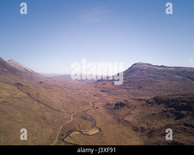 Luftbild von Glen Torridon und Loch Torridon in der Ferne in den schottischen Highlands Stockfoto