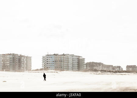 Oostduinkerke, Belgien - die Promenade vom Strand an einem kalten, stürmischen Tag gesehen. Stockfoto