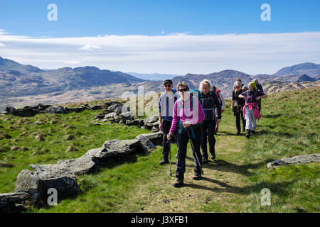 Gruppe von Männern und Frauen genießen Wanderer Wandern auf alten Bergleute Spur Y Lliwedd Berg in Snowdonia National Park. Gwynedd, Wales, Großbritannien, Großbritannien Stockfoto