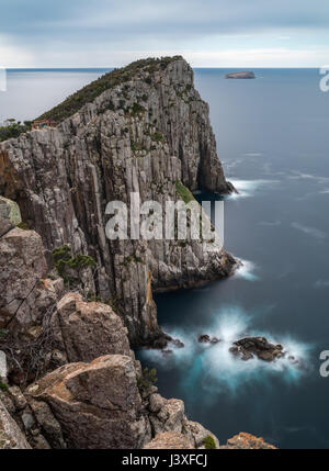 Cape Hauy auf der Tasman-Halbinsel, einer felsigen Landzunge mit weichen Ozean Bewegung und dynamische, bewegte Wolken (Langzeitbelichtung) Stockfoto