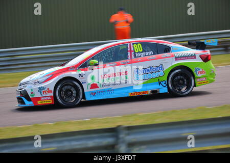 Tom Ingram in der Dunlop MSA British Touring Car em bei Thruxton Racecourse im Freien Training am Samstag, 6. Mai Stockfoto