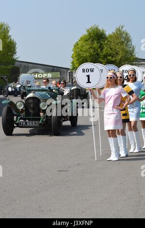 Grid Girls am Start direkt für die Benjafields Racing Club-Veranstaltung auf dem Goodwood Motor Circuit in West Sussex, England. Stockfoto