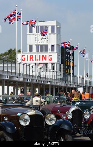 Oldtimer Bentley Rennwagen bei Benjafields Racing Club Sprint auf dem Goodwood Motor Circuit in West Sussex, England. Stockfoto