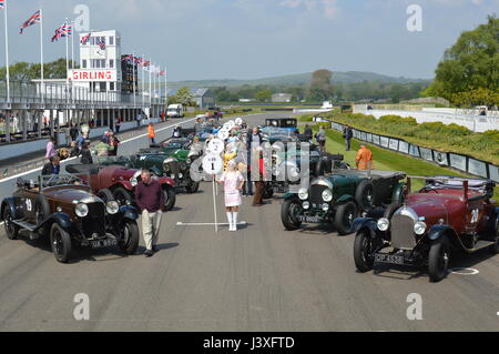 Grid Girls am Start direkt für die Benjafields Racing Club-Veranstaltung auf dem Goodwood Motor Circuit in West Sussex, England. Stockfoto