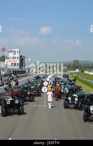 Grid Girls am Start direkt für die Benjafields Racing Club-Veranstaltung auf dem Goodwood Motor Circuit in West Sussex, England. Stockfoto