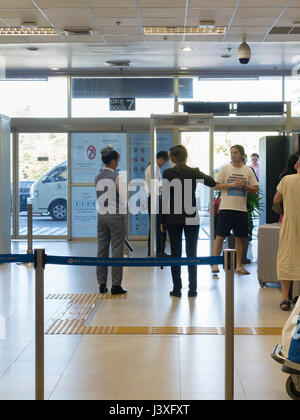 Sicherheitskontrolle am Haupteingang des internationalen Flughafen Chiang Mai, Chiang Mai, Thailand Stockfoto