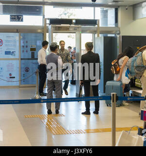 Sicherheitskontrolle am Haupteingang des internationalen Flughafen Chiang Mai, Chiang Mai, Thailand Stockfoto