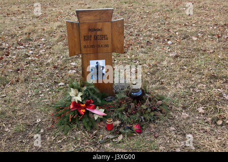 Grab des deutschen Feldfebel Kurt Knispel (1921-1945) auf dem Boden der deutschen Kriegerdenkmal auf dem Zentralfriedhof in Brünn, Tschechien. Mindestens 1.561 deutsche Soldaten, die in der Wehrmacht gedient und starb während des zweiten Weltkrieges sind hier begraben. Stockfoto