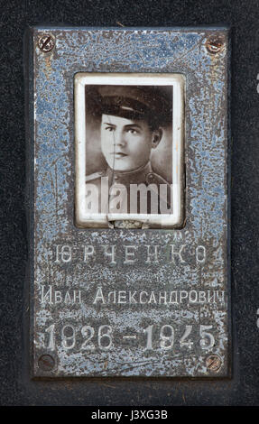 Fotografieren der sowjetischen Offizier Ivan Yurchenko auf dem Boden das Sowjetische Ehrenmal auf dem Zentralfriedhof in Brünn, Tschechien. Yefreytor (Lanze-Obergefreites) Ivan Yurchenko wurde 1926 im Gebiet Kemerowo, Russland, diente in der Roten Armee während des zweiten Weltkriegs geboren und wurde im Alter von etwa 19 am 4. Mai 1945 im Kampf um das Dorf Ivaň in der Nähe von Brünn in Südmähren, Tschechoslowakei in den letzten Tagen des zweiten Weltkriegs getötet. Stockfoto