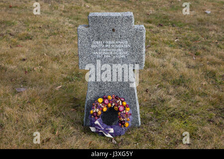 Grab des deutschen Stabsfeldwebel Antonius Düring (1903-1945) und zwei unbekannte deutsche Soldaten auf dem Boden der deutschen Kriegerdenkmal auf dem Zentralfriedhof in Brünn, Tschechien. Mindestens 1.561 deutsche Soldaten, die in der Wehrmacht gedient und starb während des zweiten Weltkrieges sind hier begraben. Stockfoto