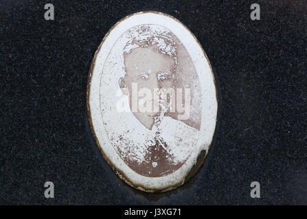 Schwer beschädigt Foto des sowjetischen Offizier Boris Mishenkov nach dem zweiten Weltkrieg von seinen Verwandten auf dem Boden das Sowjetische Ehrenmal auf dem Zentralfriedhof in Brünn, Tschechien installiert. Leutnant Boris Mishenkov wurde am 24. Juli 1909, diente in der Roten Armee während des zweiten Weltkriegs und starb von Wunden im Alter von 35 Jahren am 13. Mai 1945, in Brünn in Südmähren, Tschechoslowakei geboren. Stockfoto