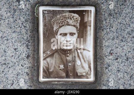 Foto des sowjetischen Offizier Andrey Morozov an seinem Grab auf dem Boden das Sowjetische Ehrenmal auf dem Zentralfriedhof in Brünn, Tschechien. Major Andrey Morozov wurde 1917 in Tscheljabinsk, Russland, diente in der Roten Armee während des zweiten Weltkriegs geboren und starb im Alter von etwa 28 am 25. April 1945, in einem Kampf um das Dorf Ivanovice in der Nähe von Brünn in Südmähren, Tschechoslowakei in den letzten Tagen des zweiten Weltkriegs. Stockfoto