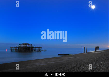 Die verlassenen West Pier in Brighton im Mondlicht Stockfoto