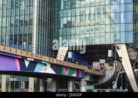 LONDON, UK - 29. April 2017: The Canary Wharf u-Bahnstation dient das größte Geschäftsviertel in das Vereinigte Königreich HDR. Stockfoto