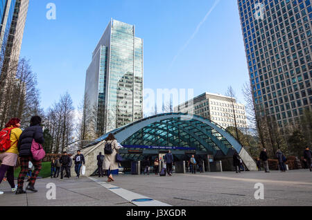 LONDON, UK - 29. April 2017: The Canary Wharf u-Bahnstation dient das größte Geschäftsviertel in das Vereinigte Königreich HDR. Stockfoto