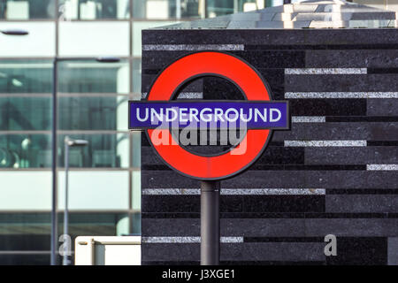 LONDON - April 11: Transport for London mit dem unterirdischen Logo durch Transportsysteme in London am 11. April 2017 in London. Stockfoto