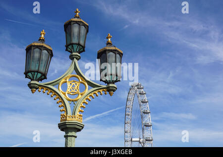 LONDON, ENGLAND - 14. April 2017: The London Eye in der Nähe der Themse in der Abenddämmerung, England. Das London Eye ist ein Riesenrad am Südufer des Stockfoto