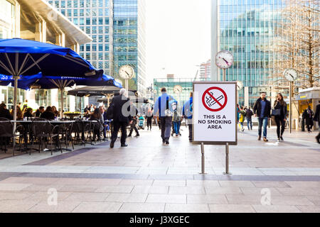 London - Canary Wharf - 26. April 2017: kein Rauchen Warnzeichen. Bildung und Empfindlichkeit gegenüber Nichtrauchern wird immer deutlicher durch creatin Stockfoto