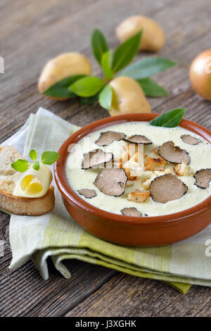 Creme von Kartoffelsuppe mit köstlichen geschnittenen schwarzen Herbst Trüffel, serviert mit geröstetem Ciabatta-Brot mit butter Stockfoto