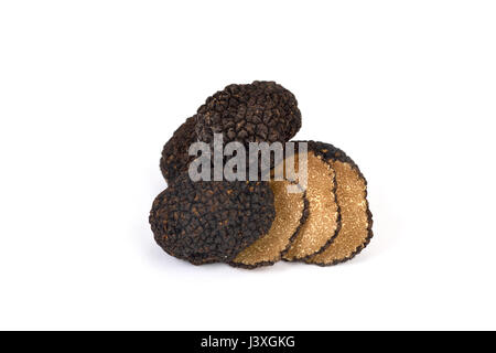 Frische italienische schwarze Herbst Trüffel auf weißem Hintergrund Stockfoto