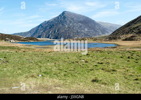 Llyn Idwal und Stift Yr OLE-Wen Stockfoto