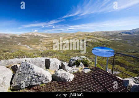 Die majestätische Aussicht in Richtung Mount Kosciuszko von Charlotte Pass Suche an einem klaren Herbsttag in New South Wales, Australien Stockfoto