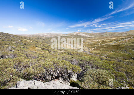 Die majestätische Aussicht in Richtung Mount Kosciuszko von Charlotte Pass Suche an einem klaren Herbsttag in New South Wales, Australien Stockfoto