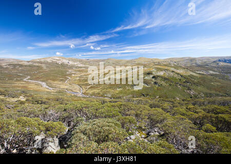 Die majestätische Aussicht in Richtung Mount Kosciuszko von Charlotte Pass Suche an einem klaren Herbsttag in New South Wales, Australien Stockfoto