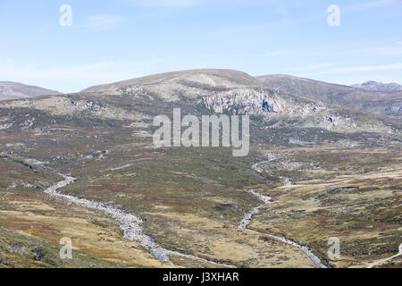 Die majestätische Aussicht in Richtung Mount Kosciuszko von Charlotte Pass Suche an einem klaren Herbsttag in New South Wales, Australien Stockfoto