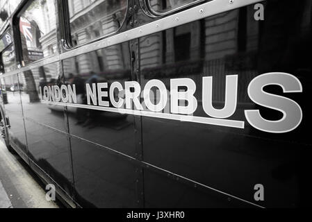 London Necrobus, Routemaster Bus betrieben von Ghost Bus Tours Ltd Sie werden auf Geisterbusfahrten in London verwendet. Stockfoto