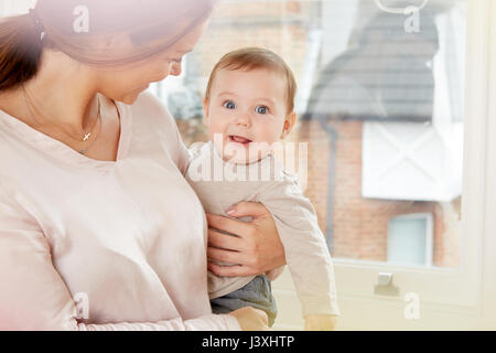 Portrait von baby boy von Mutter zu Hause durchgeführt werden Stockfoto