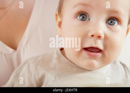 In der Nähe von Blue eyed baby boy von Mutter, Stockfoto