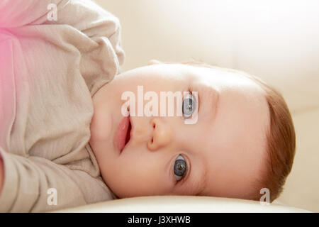 Close up Portrait von Blue eyed baby boy liegend auf dem Sofa Stockfoto