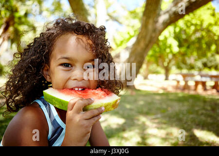 Porträt des jungen Mädchens Wassermelone essen Stockfoto