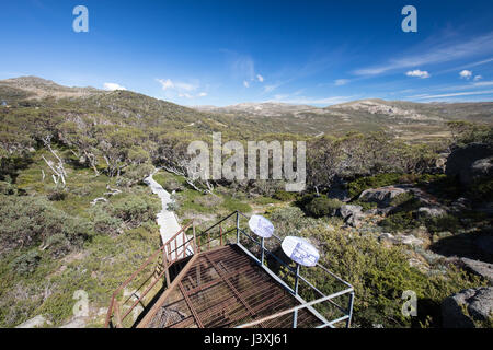 Die majestätische Aussicht in Richtung Mount Kosciuszko von Charlotte Pass Suche an einem klaren Herbsttag in New South Wales, Australien Stockfoto