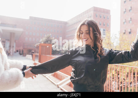 Zwei junge Frauen, im Freien, Tanzen in Street, lächelnd Stockfoto