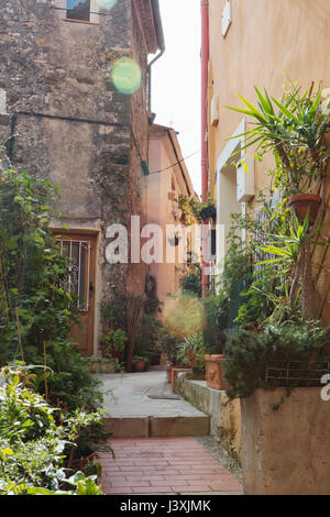 Gasse zwischen Gebäuden, Menton, Frankreich Stockfoto