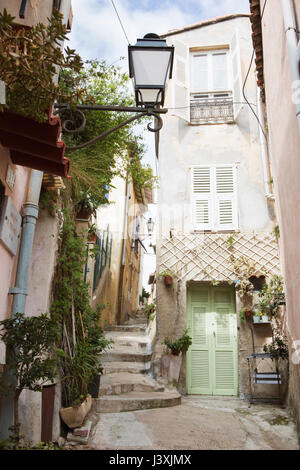 Schritte in die Gasse zwischen Gebäuden, Menton, Frankreich Stockfoto