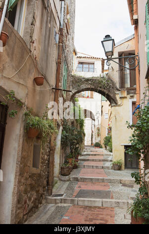 Schritte in die Gasse zwischen Gebäuden, Menton, Frankreich Stockfoto