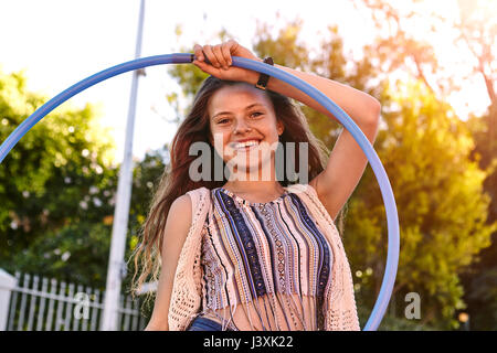 Junges Mädchen mit hoola Hoop in Street, Kapstadt, Südafrika Stockfoto