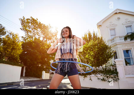 Junges Mädchen mit hoola Hoop in Street, Kapstadt, Südafrika Stockfoto